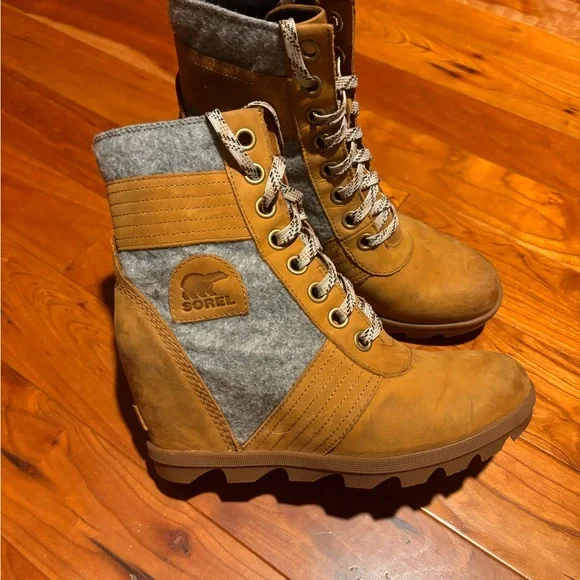 Sorel Lexie Wedge Tan and Gray Lace Up Boots - Picture 8 of 12